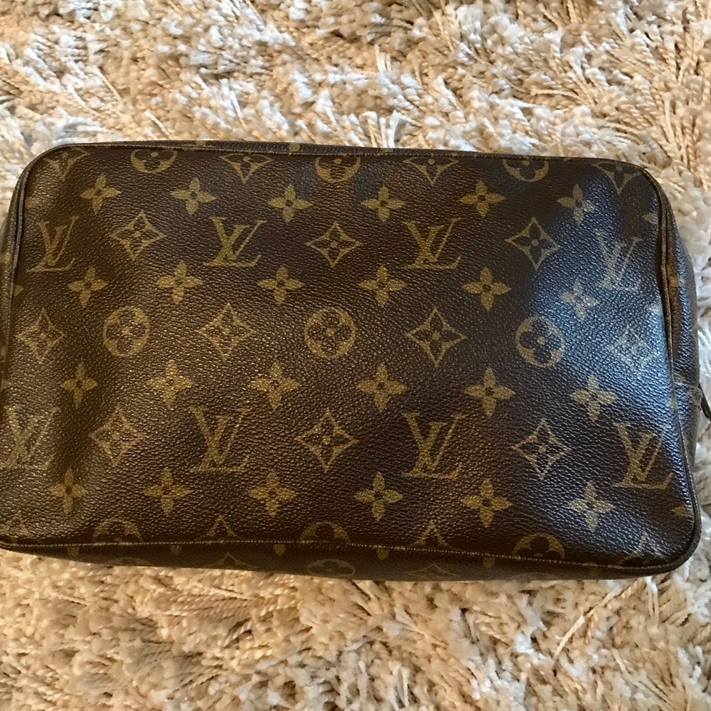 Louis Vuitton Authentic Vintage pouch‼️🎉😘💋💄